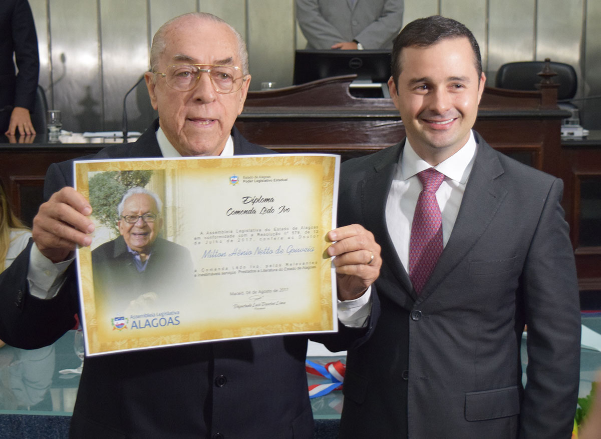 Doutor Milton Hênio é agraciado com a comenda Lêdo Ivo