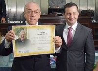 Doutor Milton Hênio é agraciado com a comenda Lêdo Ivo