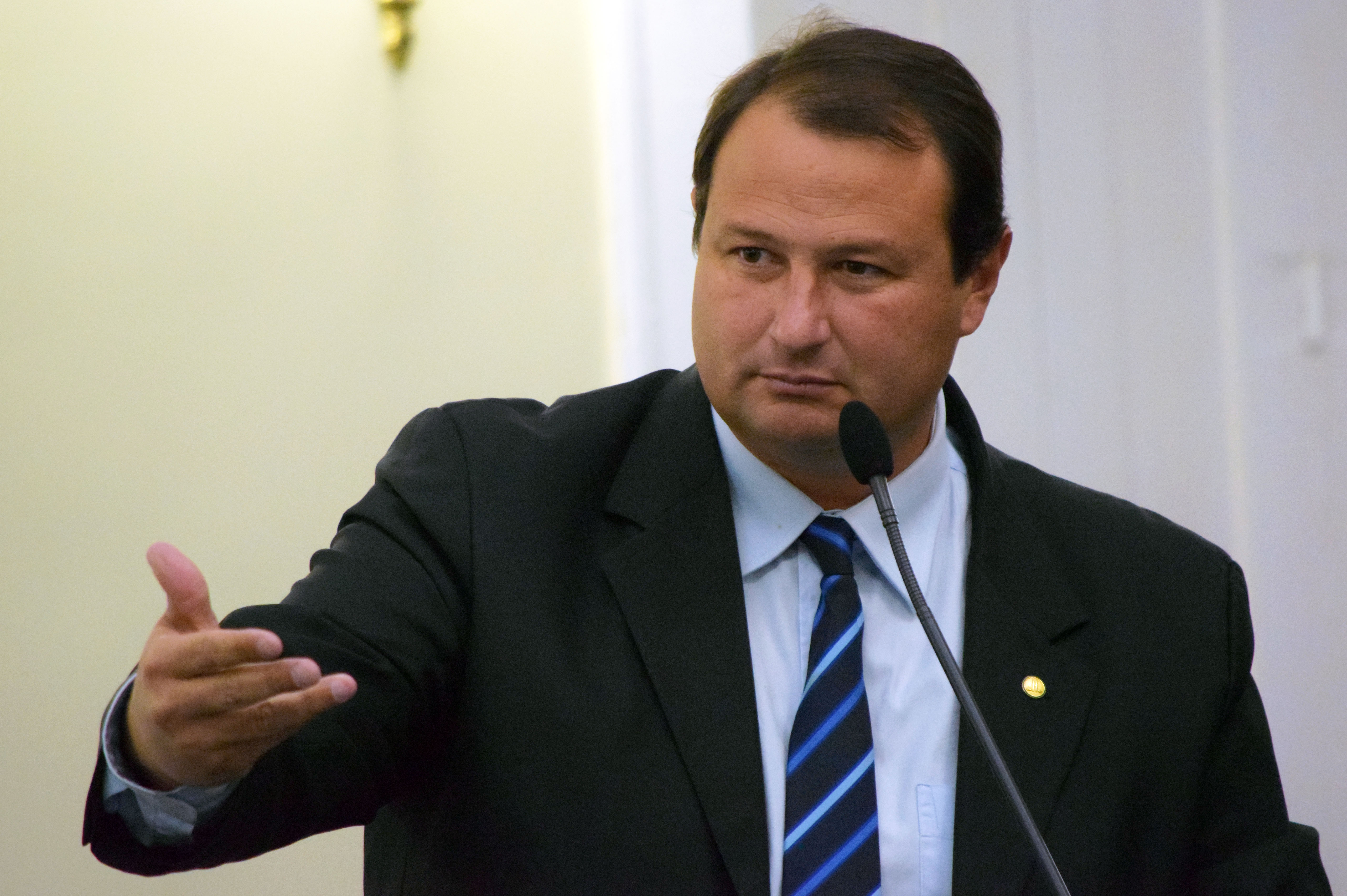 Dudu Hollanda destaca ação contra a comercialização de casas populares