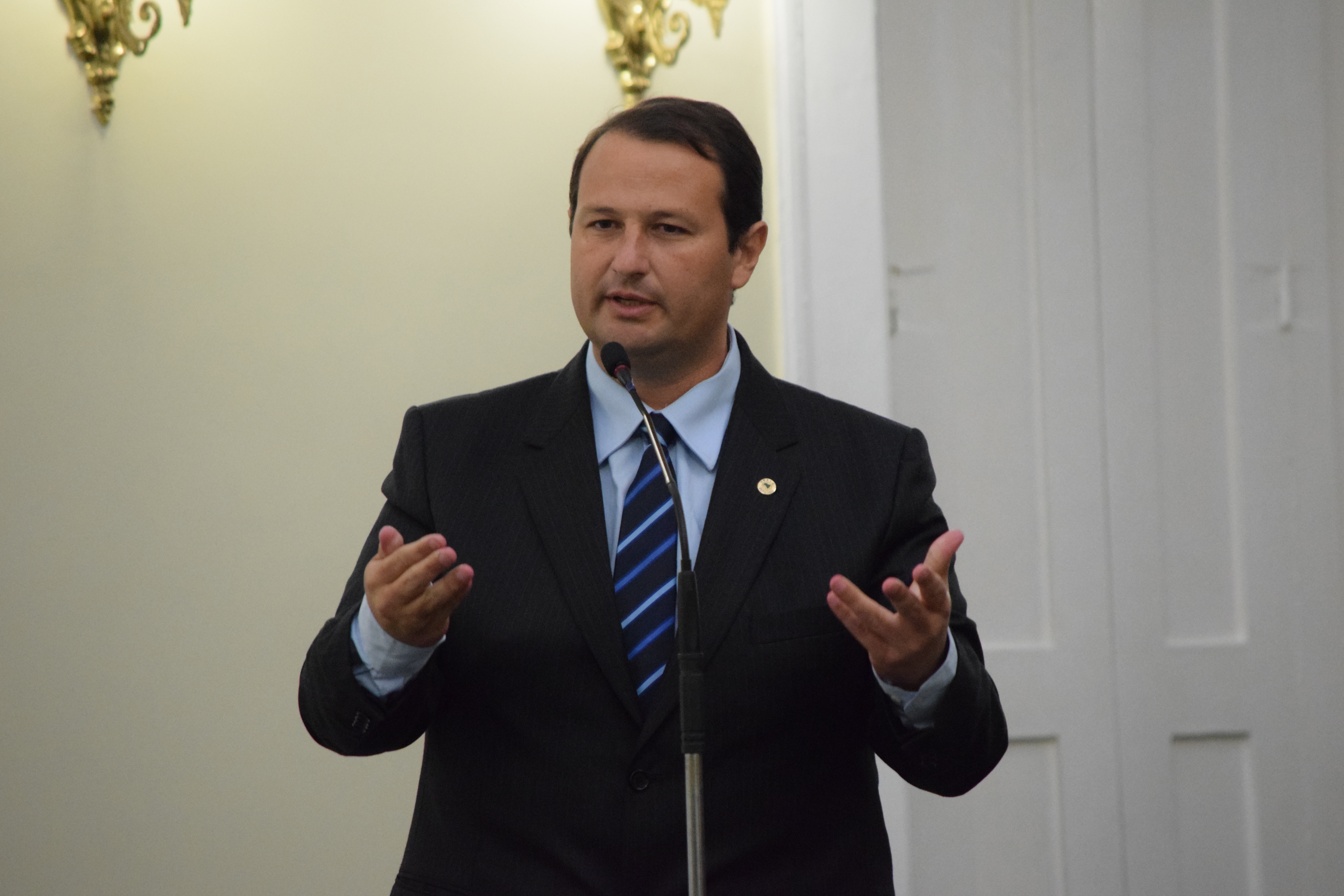 Dudu Hollanda reassume mandato e retoma atividades legislativas