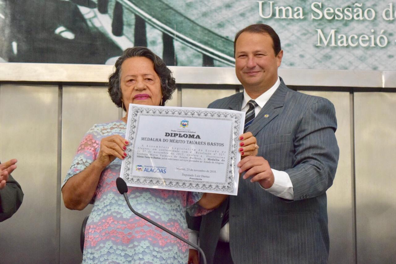 Educadora Maria Valderez é homenageada com a Comenda Tavares Bastos