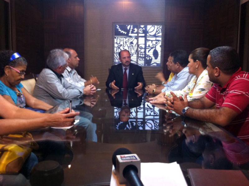 Em reunião com servidores, deputado Antonio Albuquerque ouve reivindicações da classe