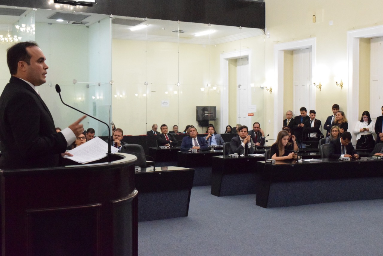 Emenda apresentada por Davi Maia gera intenso debate