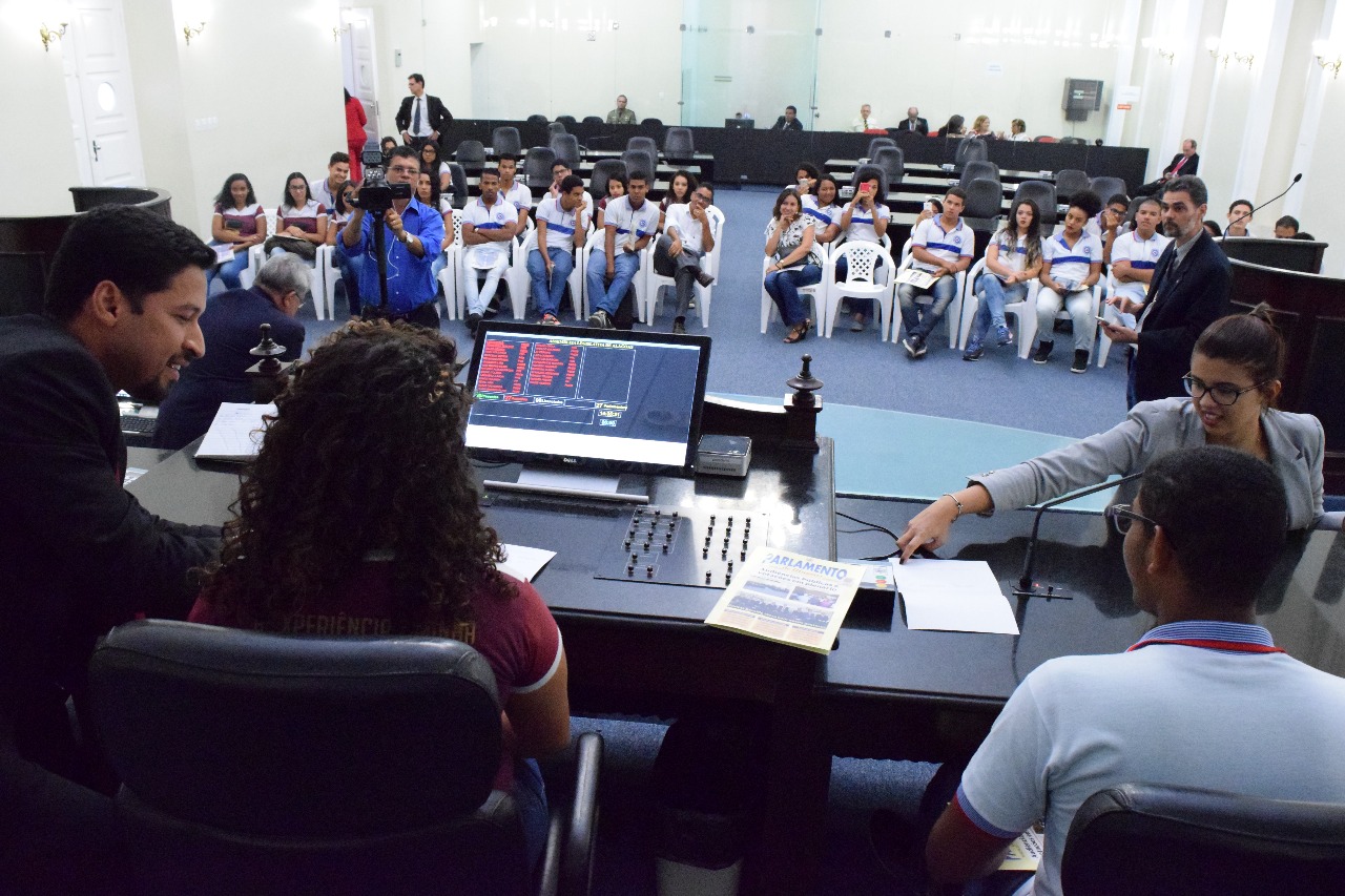 Estudantes da Escola Rosalvo Ribeiro conhecem as dependências e o funcionamento do Legislativo