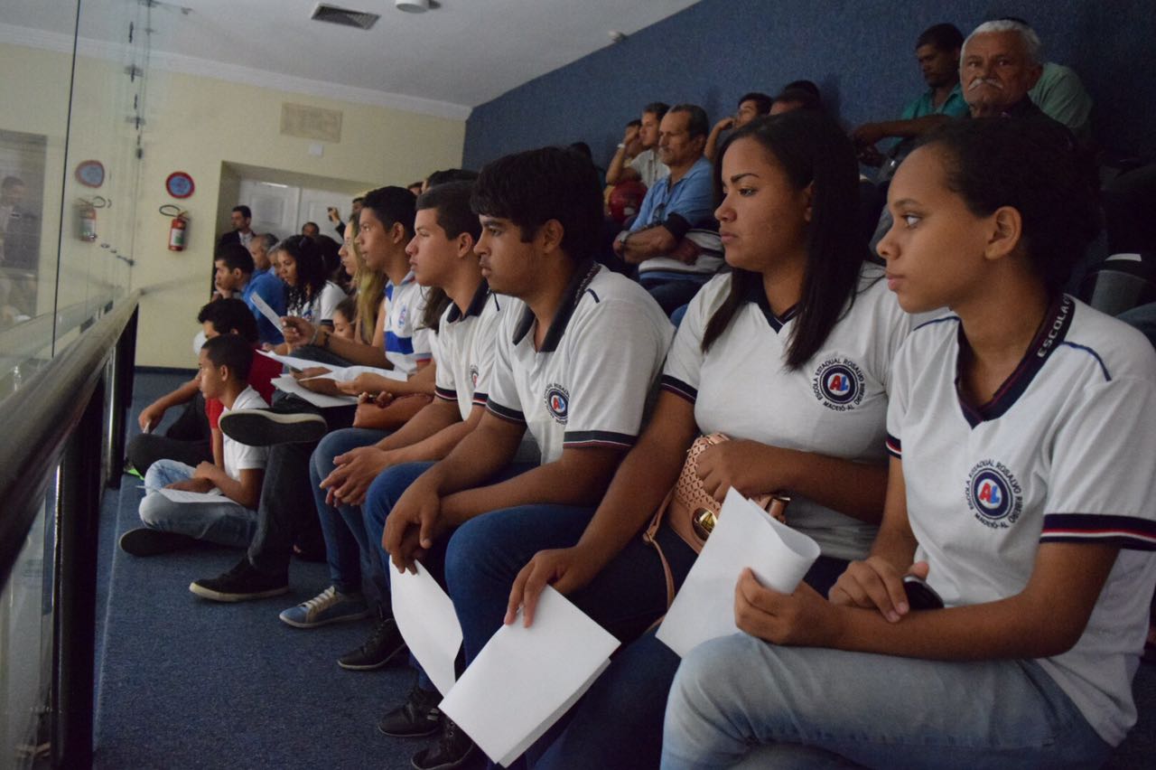 Estudantes visitam o Parlamento e acompanham a sessão plenária