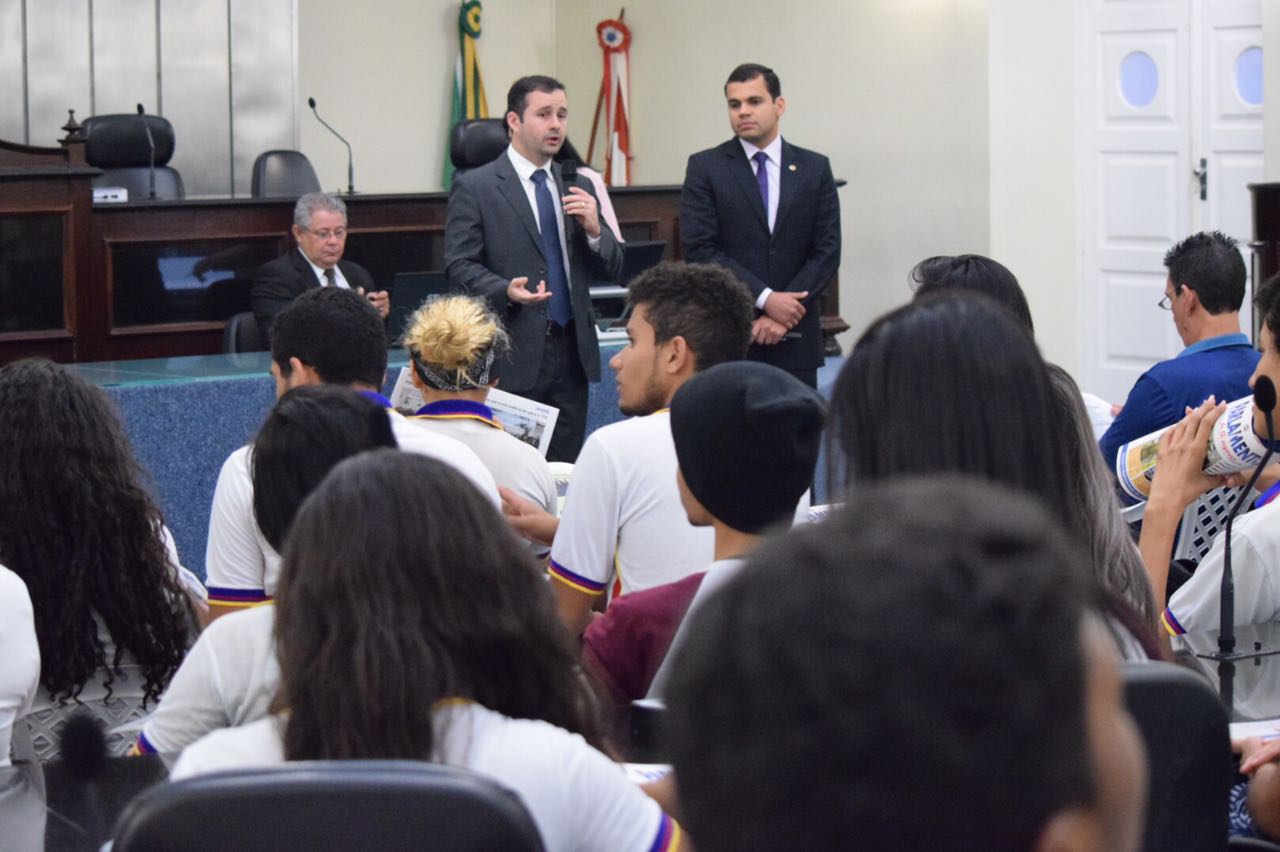 Estudantes visitam o Parlamento e debatem com deputados situação de escolas públicas