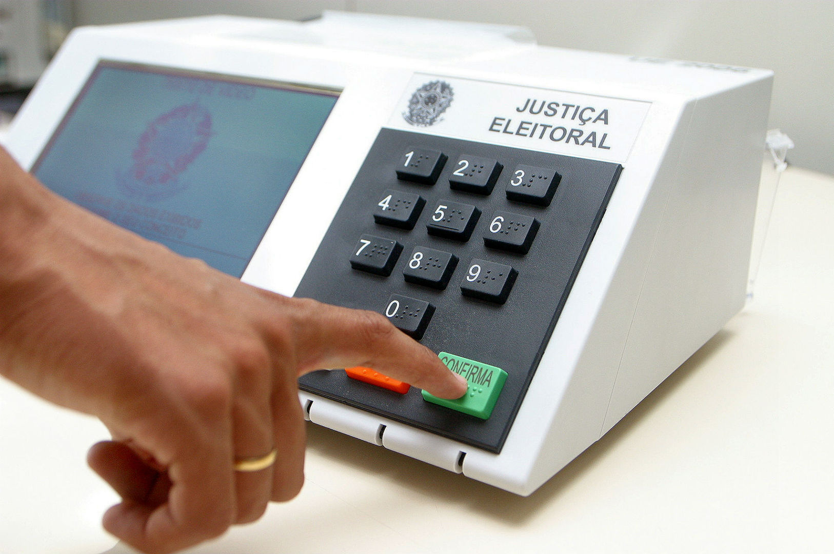Faltam 19 dias: pioneiro, sistema eletrônico de votação fortalece transparência do processo eleitoral