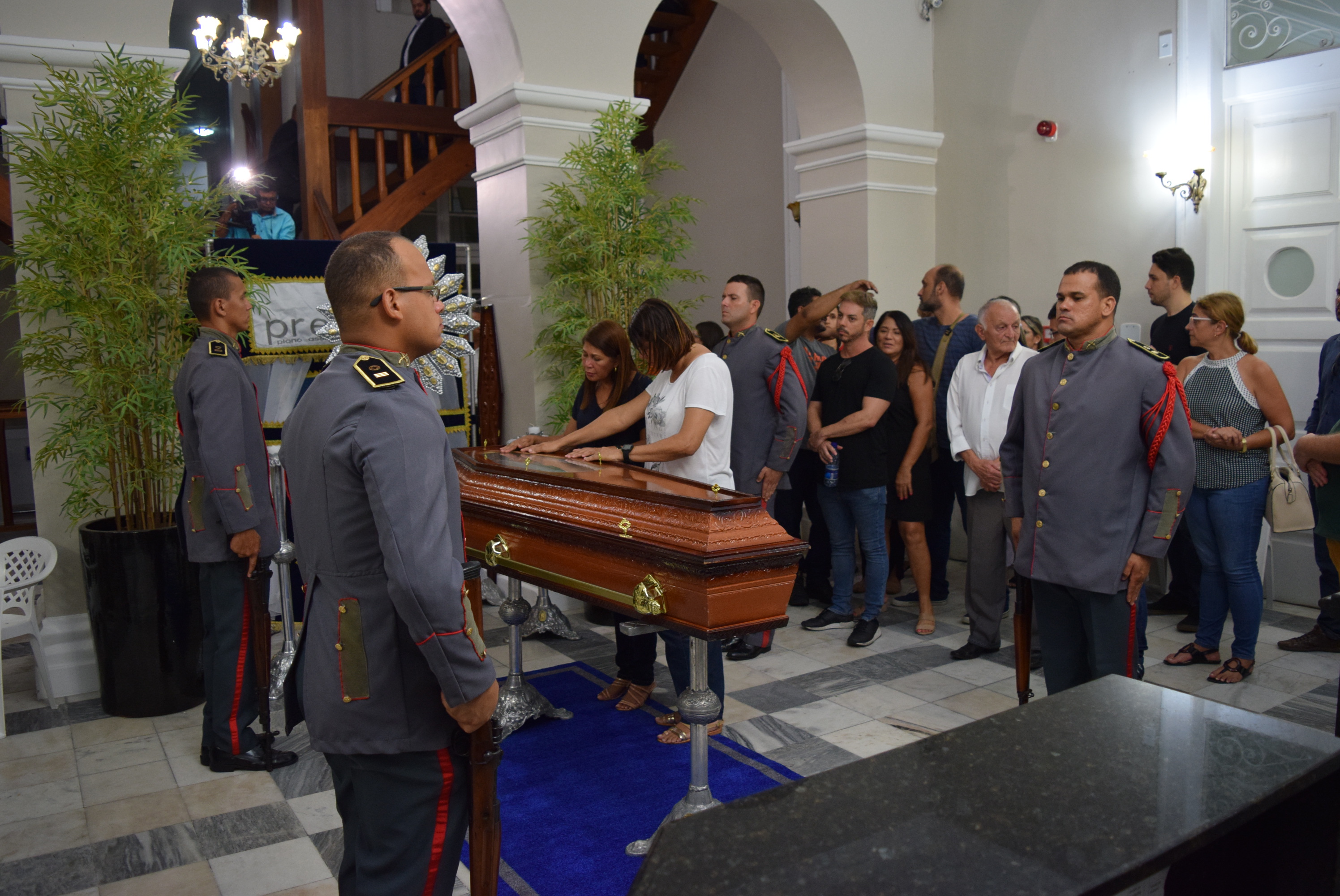 Familiares, amigos e antigos companheiros de Parlamento se despedem de Jeferson Morais