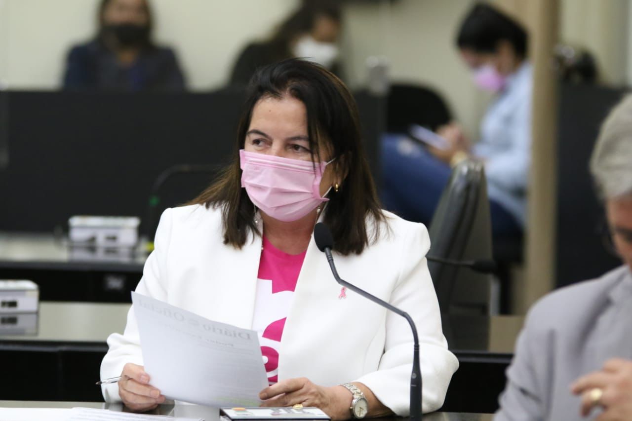 Fátima Canuto comemora sanção da lei que institui a Política de Atenção Integral à Saúde da Mulher