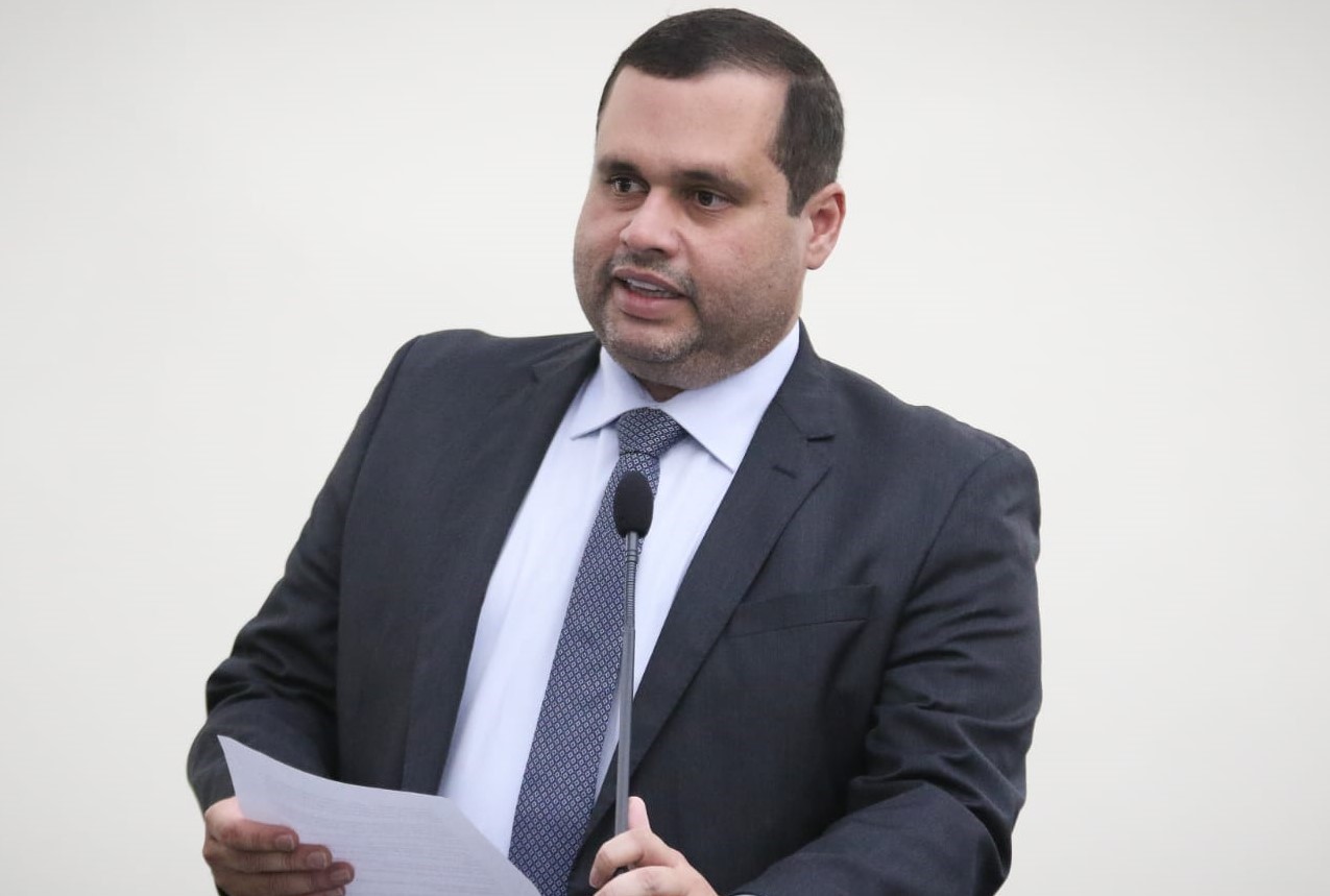 Fernando Pereira alerta sobre prazo de funcionamento de abatedouro em Viçosa