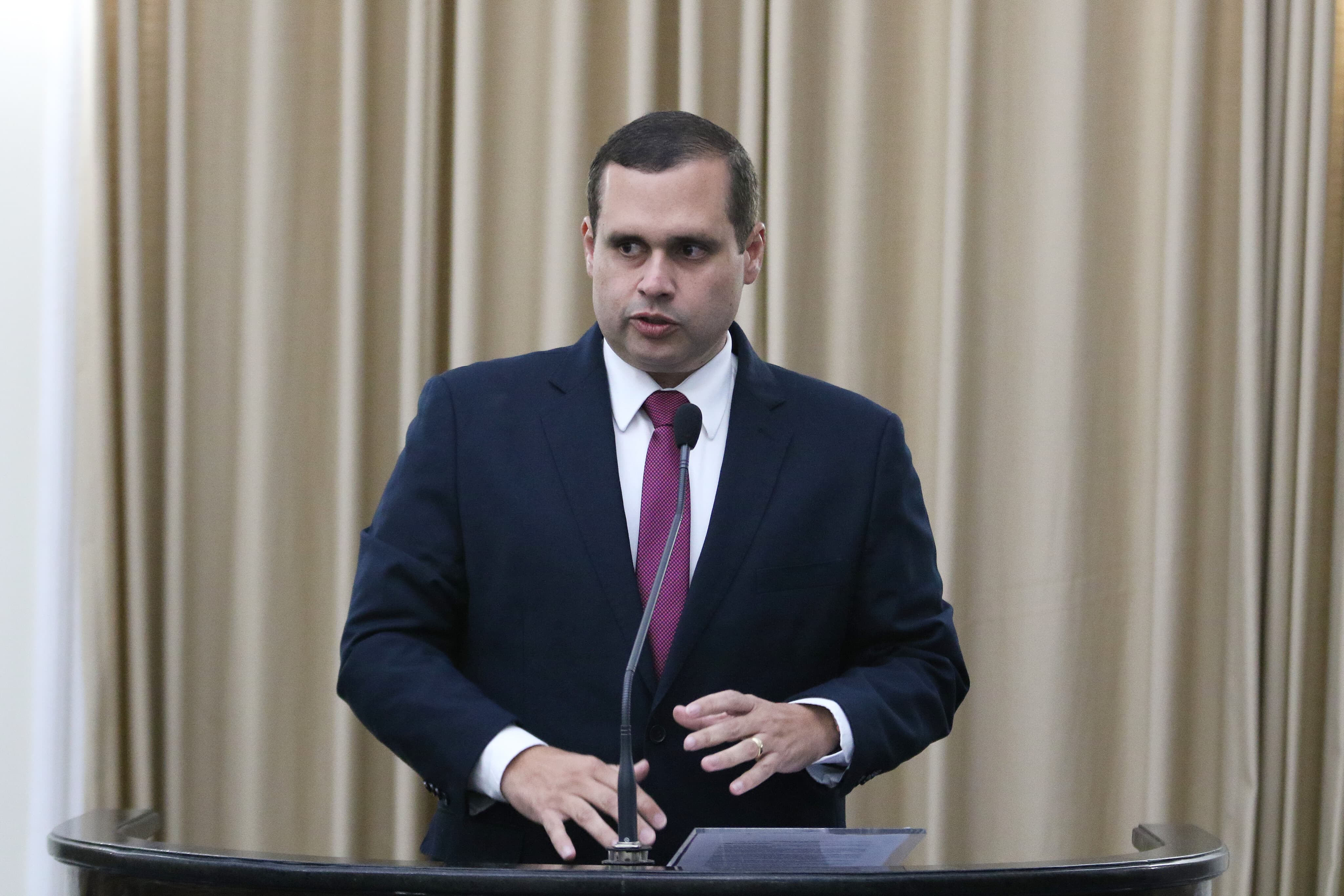 Fernando Pereira critica transferência do transporte escolar em Campo Alegre