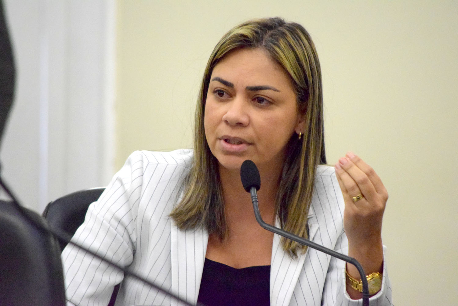 Flávia Cavalcante propõe inclusão de pessoas com fibromialgia nas filas preferenciais