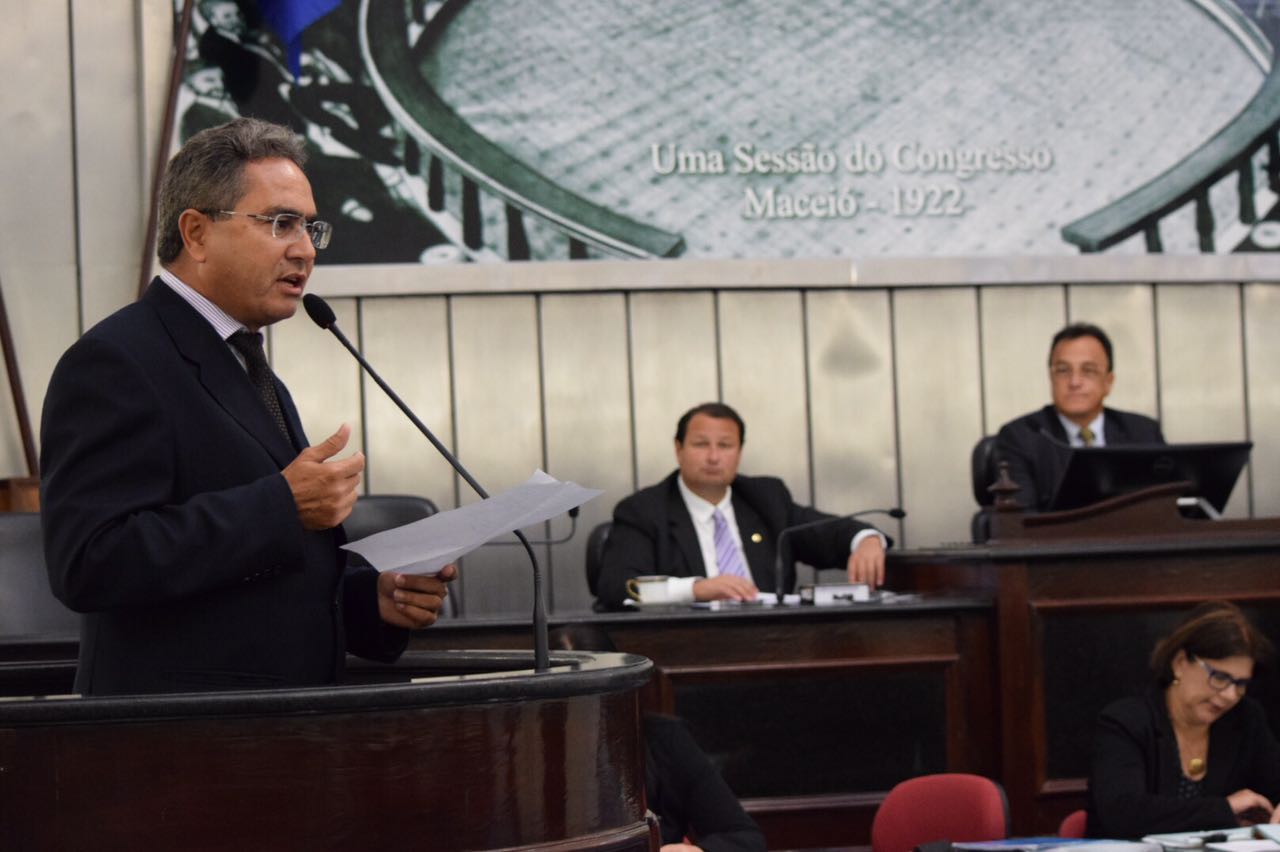 Francisco Tenório questiona valor de taxas cobradas pelo Detran