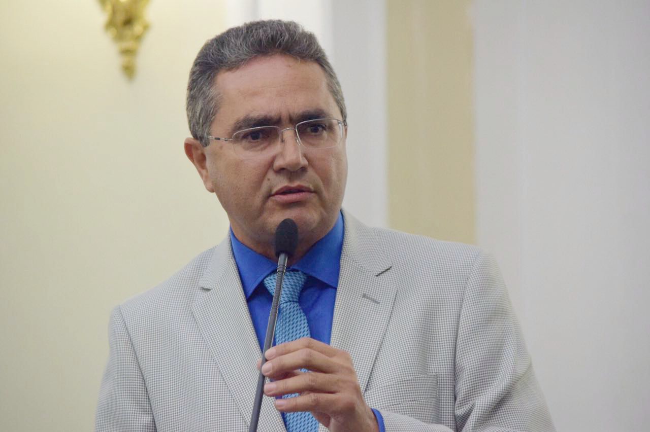 Francisco Tenório solicita ao DER limpeza das margens de rodovias