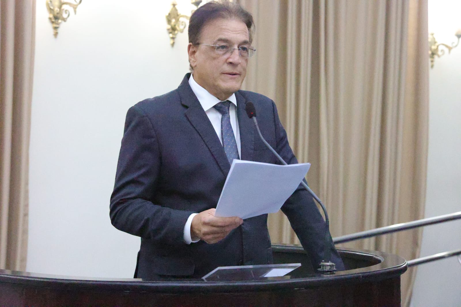Galba Novaes celebra aprovação de projeto para capacitação escolar contra violência