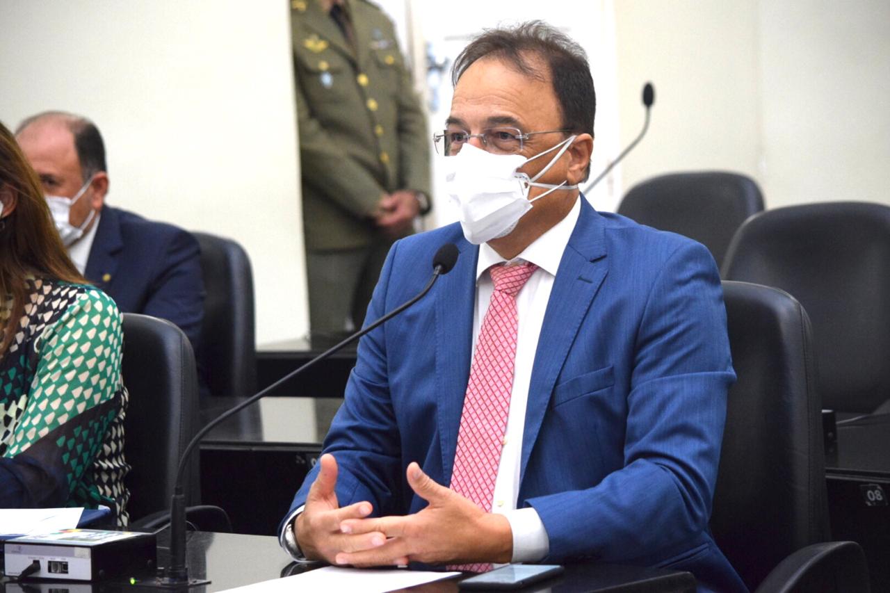 Galba Novaes cobra execução de norma que determina a inserção do nome do autor do projeto nas leis do Estado