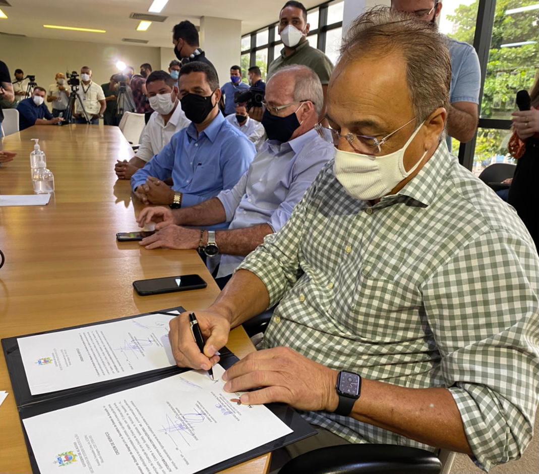 Galba Novaes participa da assinatura da ordem de serviço de sete novas escolas 