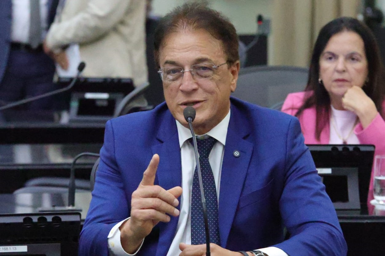 Galba Novaes reassume mandato em caráter definitivo