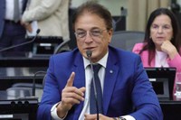 Galba Novaes reassume mandato em caráter definitivo