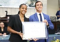 Geyse Ferreira recebe Comenda Marta Vieira em reconhecimento à carreira no futebol