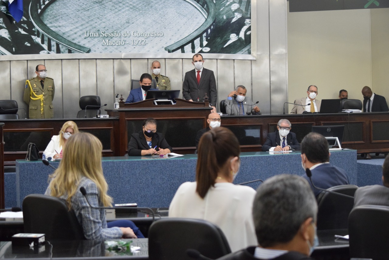 Aprovado projeto que unifica matrículas de professores da rede estadual de ensino