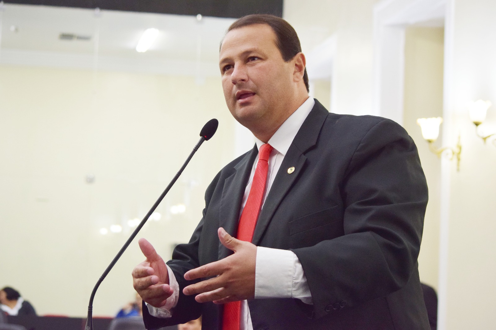 Homenagem ao ex-presidente Lula gera debate em plenário