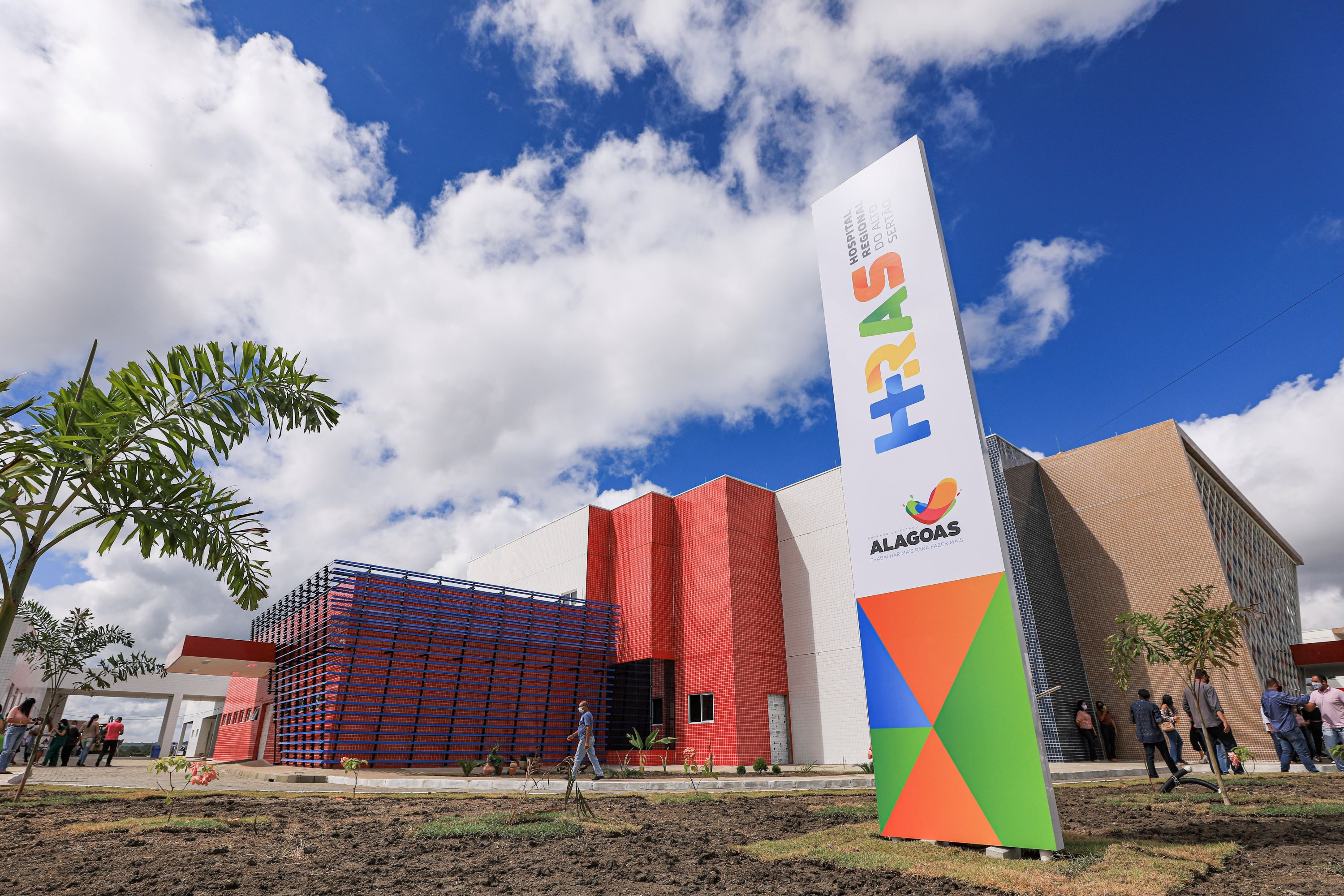 Hospital recém inaugurado é alvo de críticas por falta de estrutura