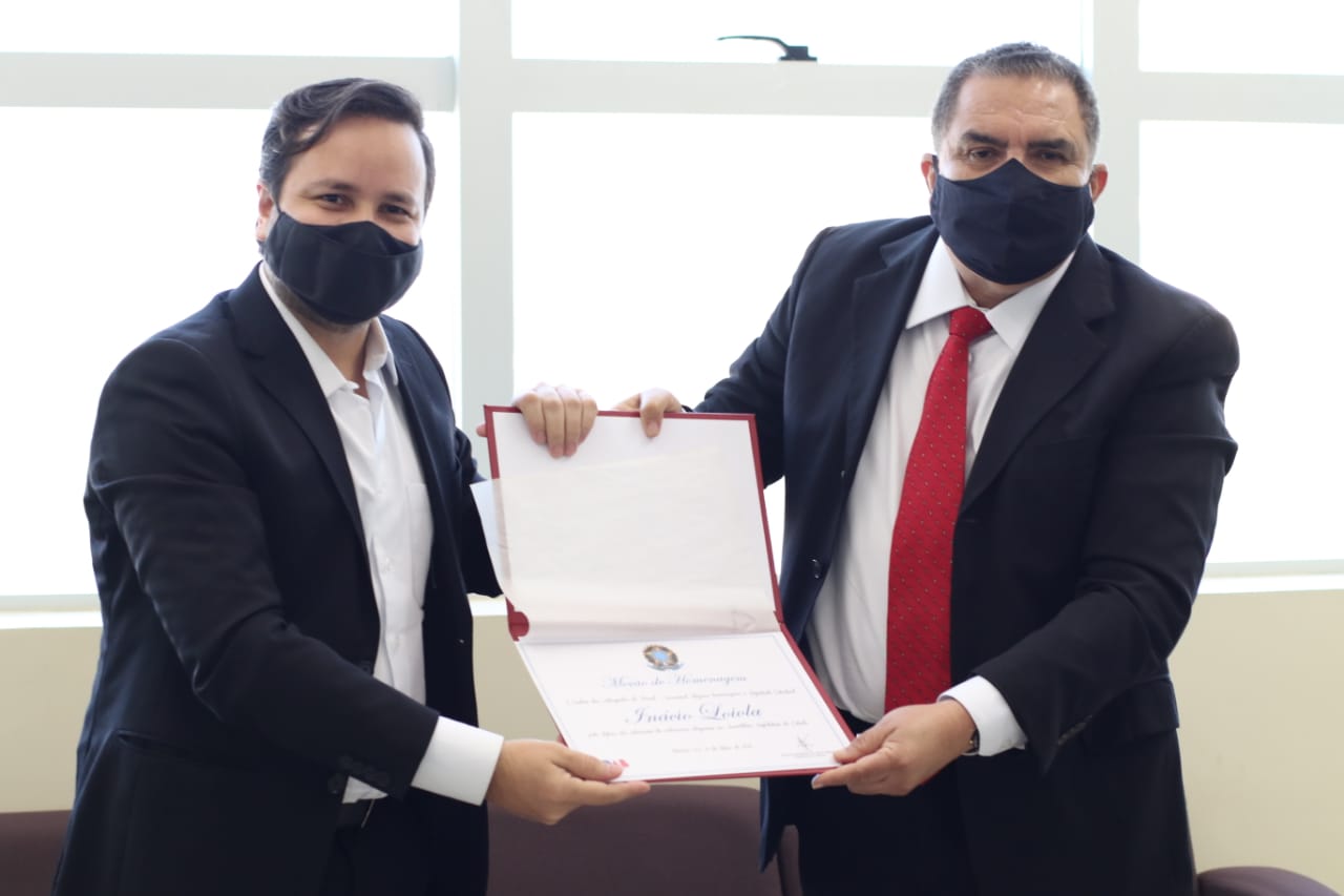 Inácio Loiola recebe homenagem da OAB/AL