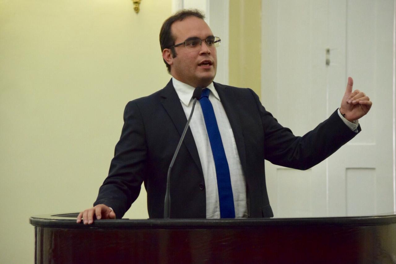 Infraestrutura precária do estádio Rei Pelé é criticada por Davi Maia