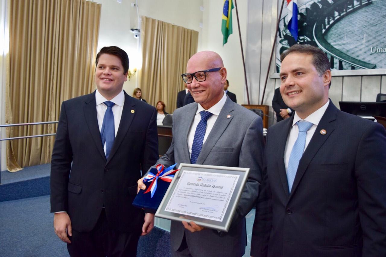 Jornalista Ênio Lins é agraciado com a Comenda Audálio Dantas