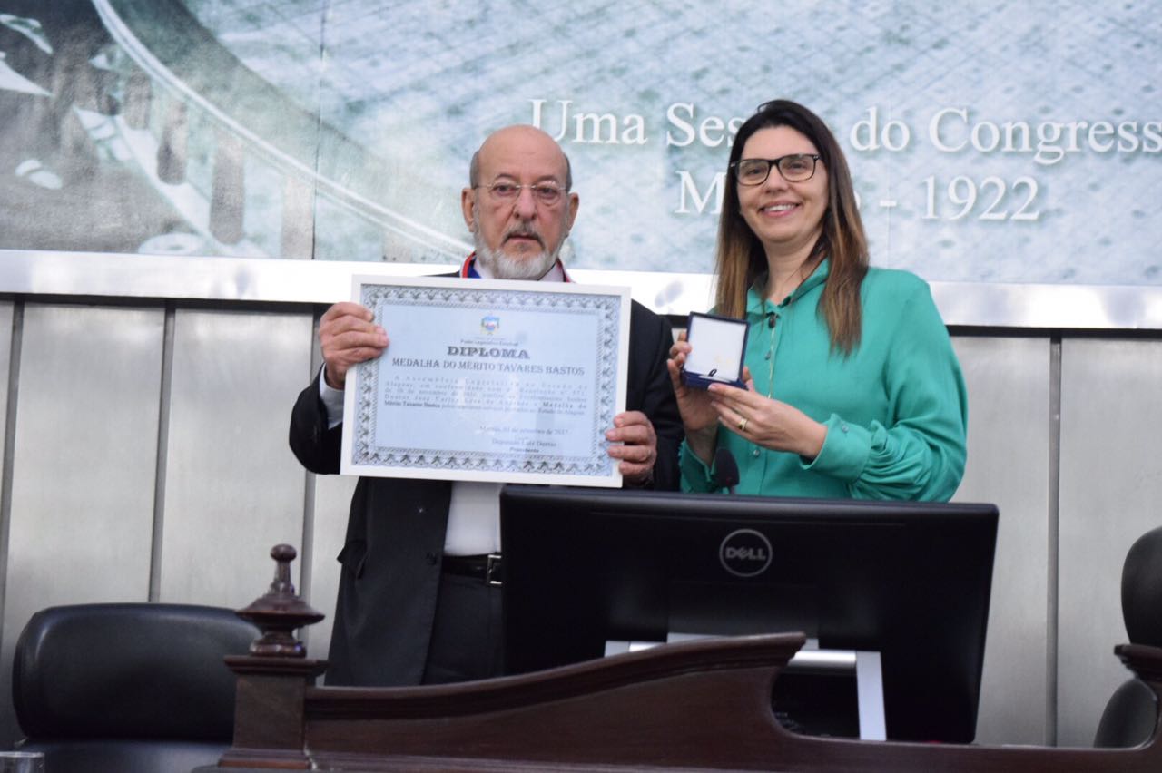 José Carlos Lyra é condecorado com a Comenda Tavares Bastos