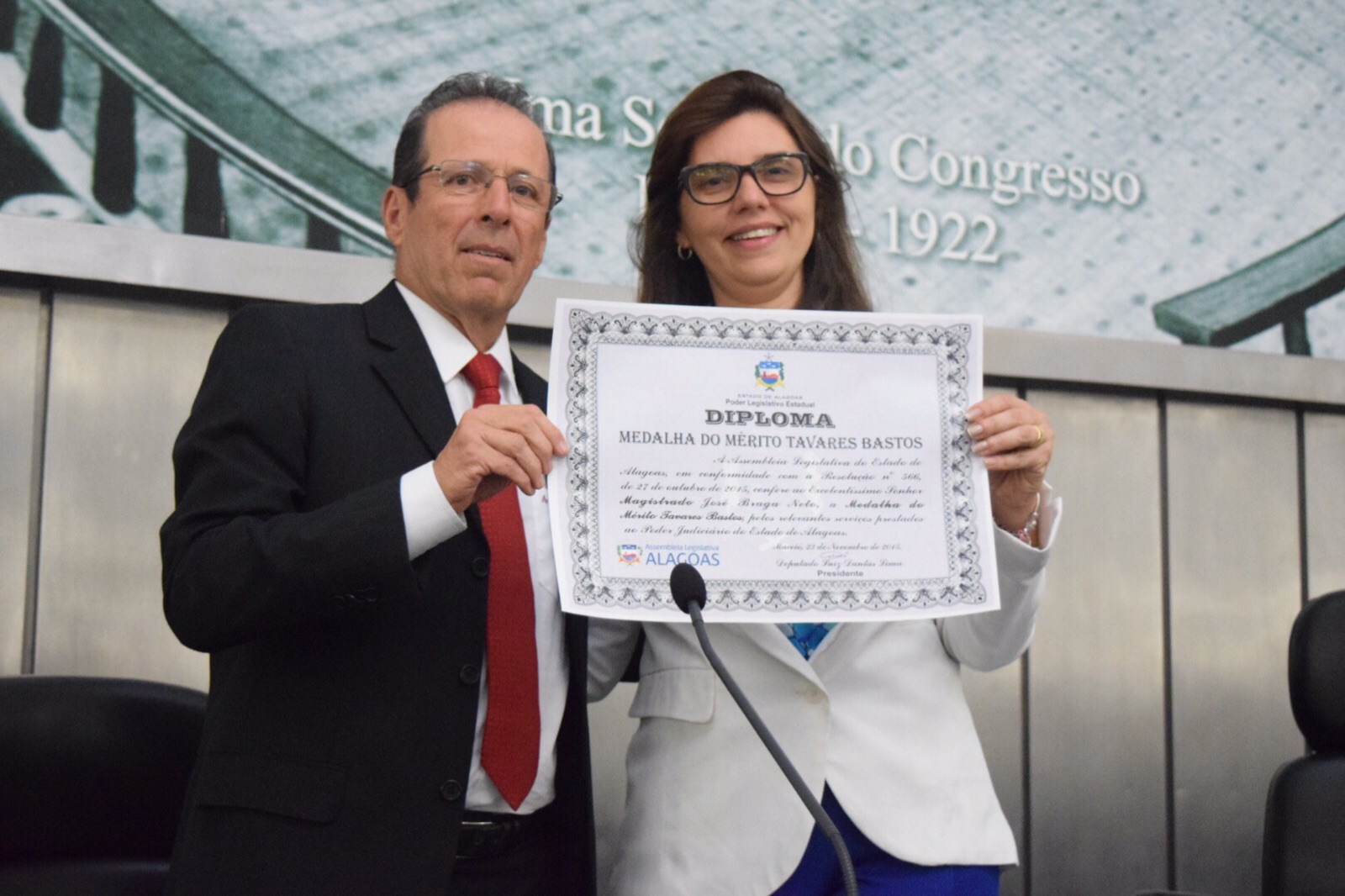 Juiz José Braga Neto recebe a Comenda Tavares Bastos