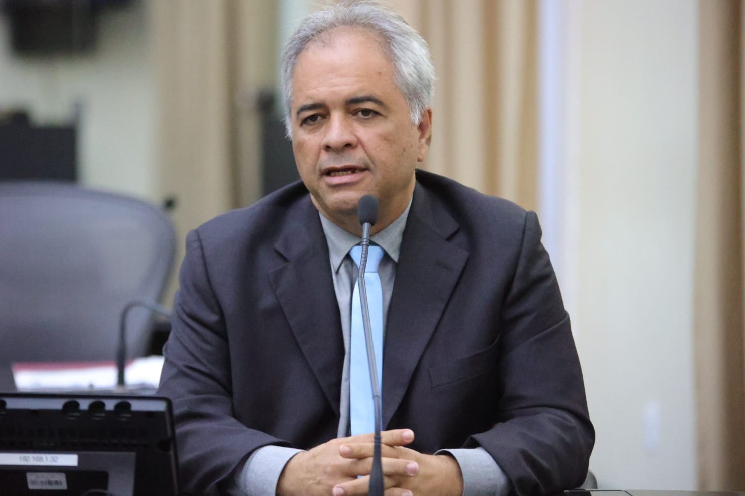 Líder do Governo solicita urgência para projeto que institui 14º salário aos servidores da educação