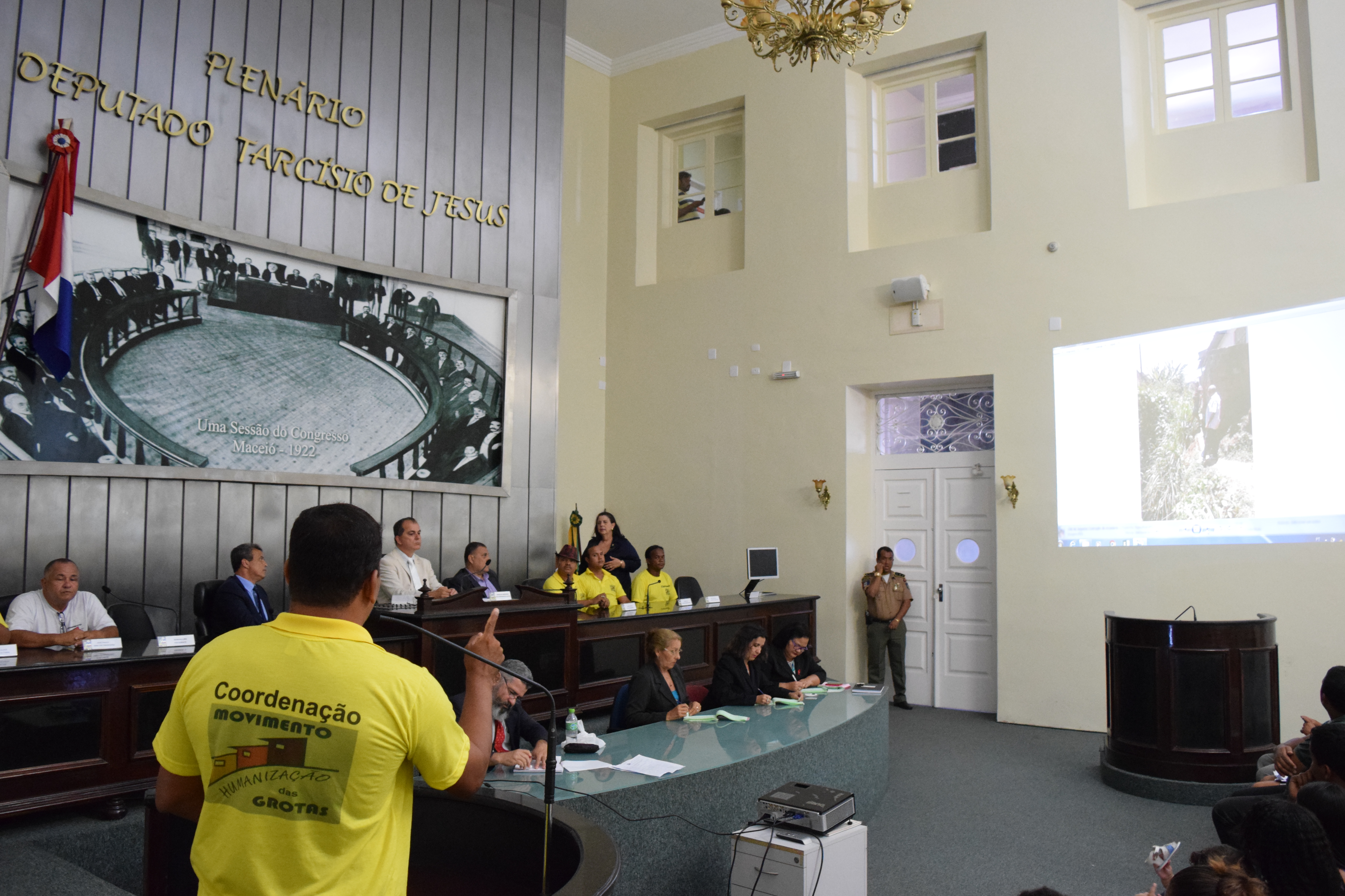 Lideranças comunitárias apresentam reivindicações de moradores das grotas