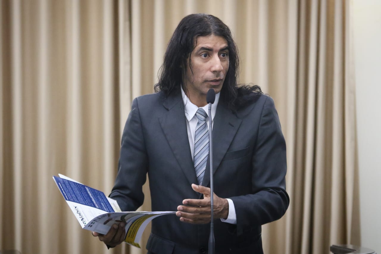 Lobão agradece aprovação de projeto sobre uso medicinal de produtos extraídos da cannabis