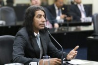 Lobão anuncia reunião com secretário de Saúde para tratar do uso do canabidiol