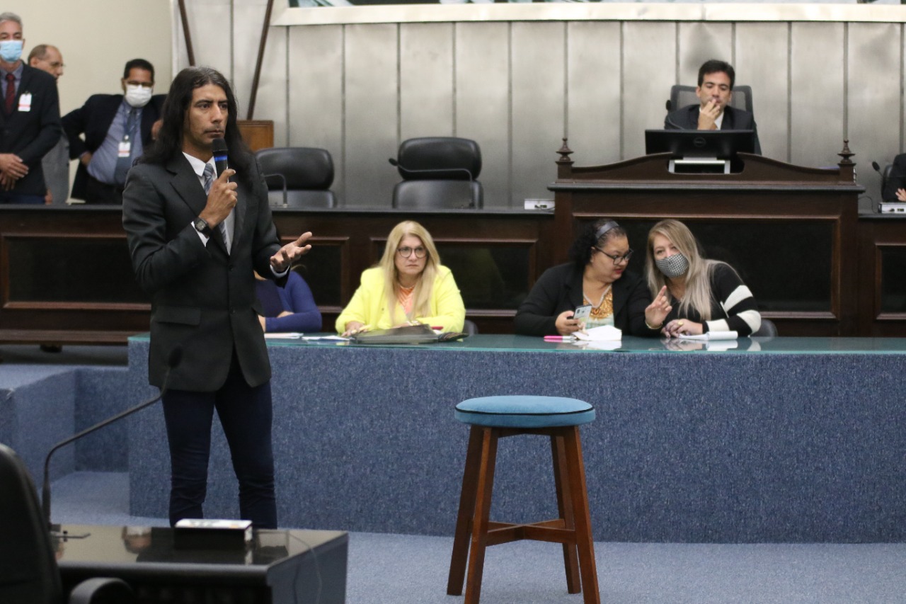 Lobão defende a disponibilização de bancos para funcionários que trabalham muito tempo em pé