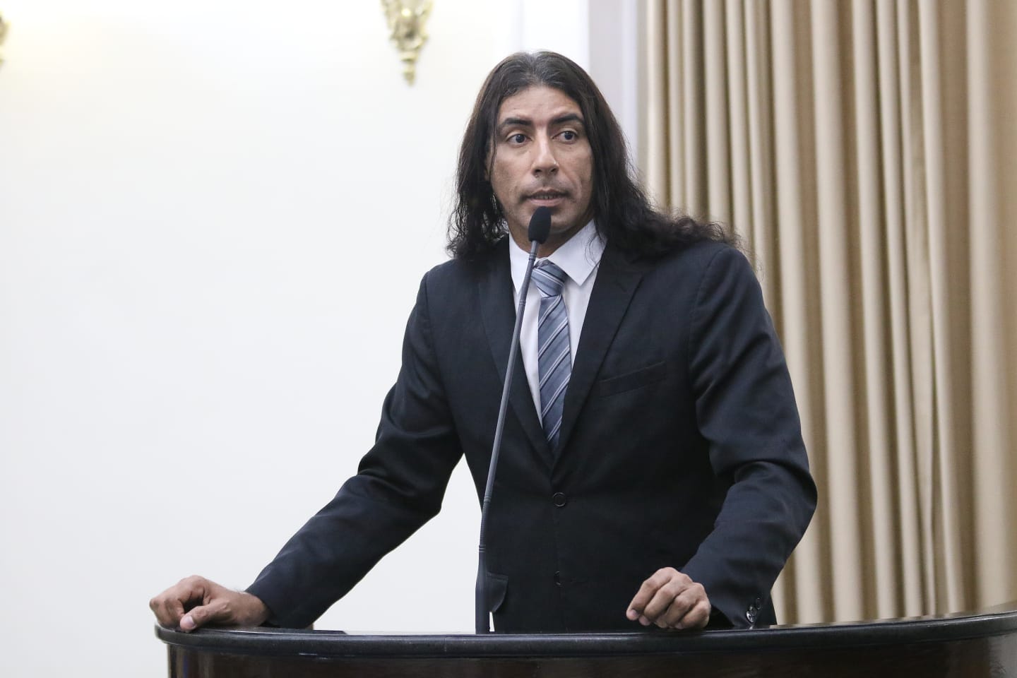 Lobão toma posse e apresenta projetos que defenderá em seu mandato