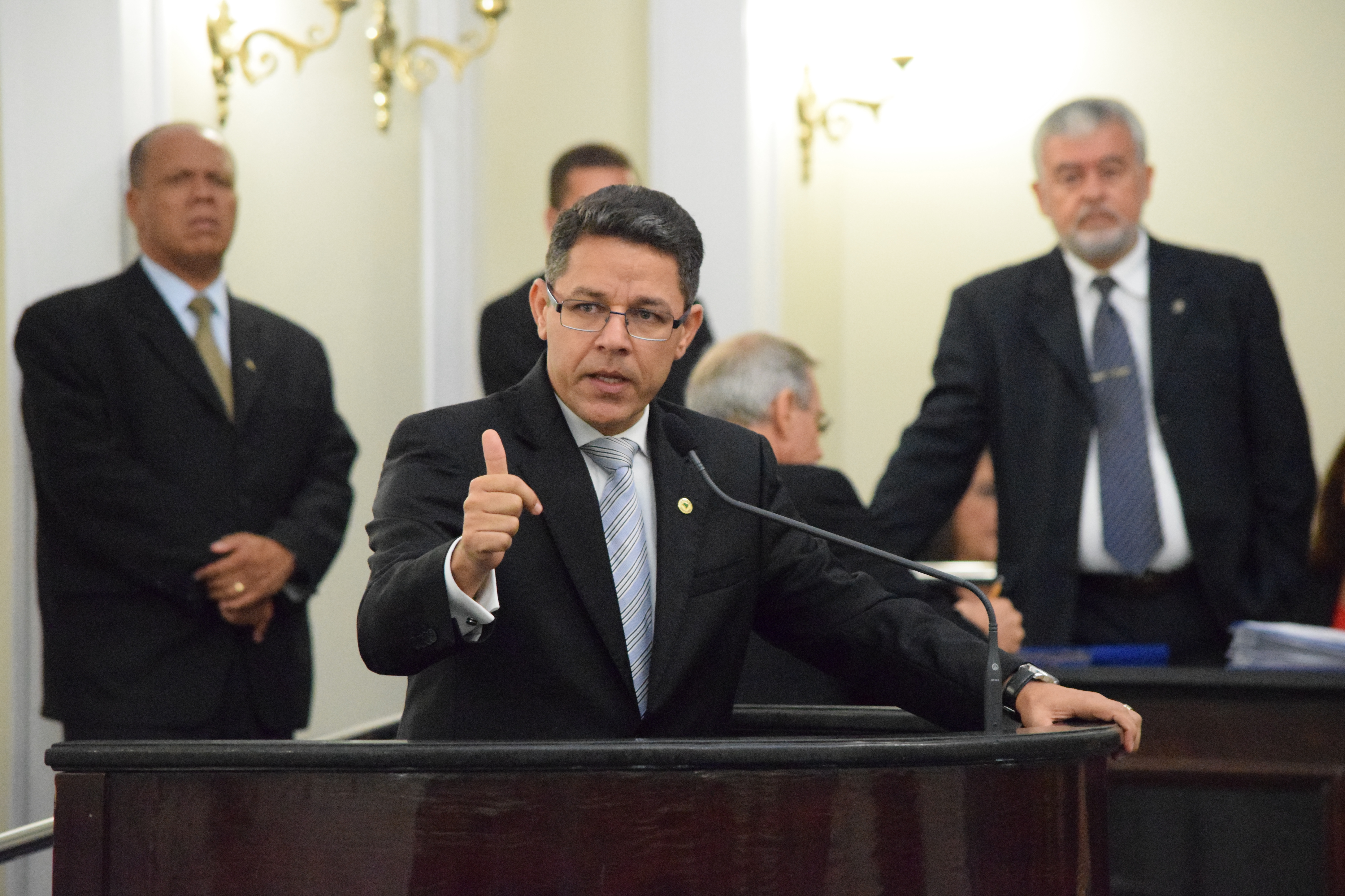 Marcelo Gouveia toma posse e promete defesa na área social