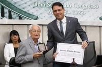 Médico Embs de Aragão Lisboa é homenageado com a comenda Divaldo Suruagy