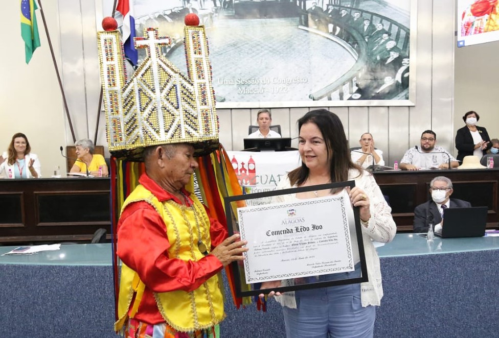 Mestre Edivar Vicente recebe a Comenda Lêdo Ivo 
