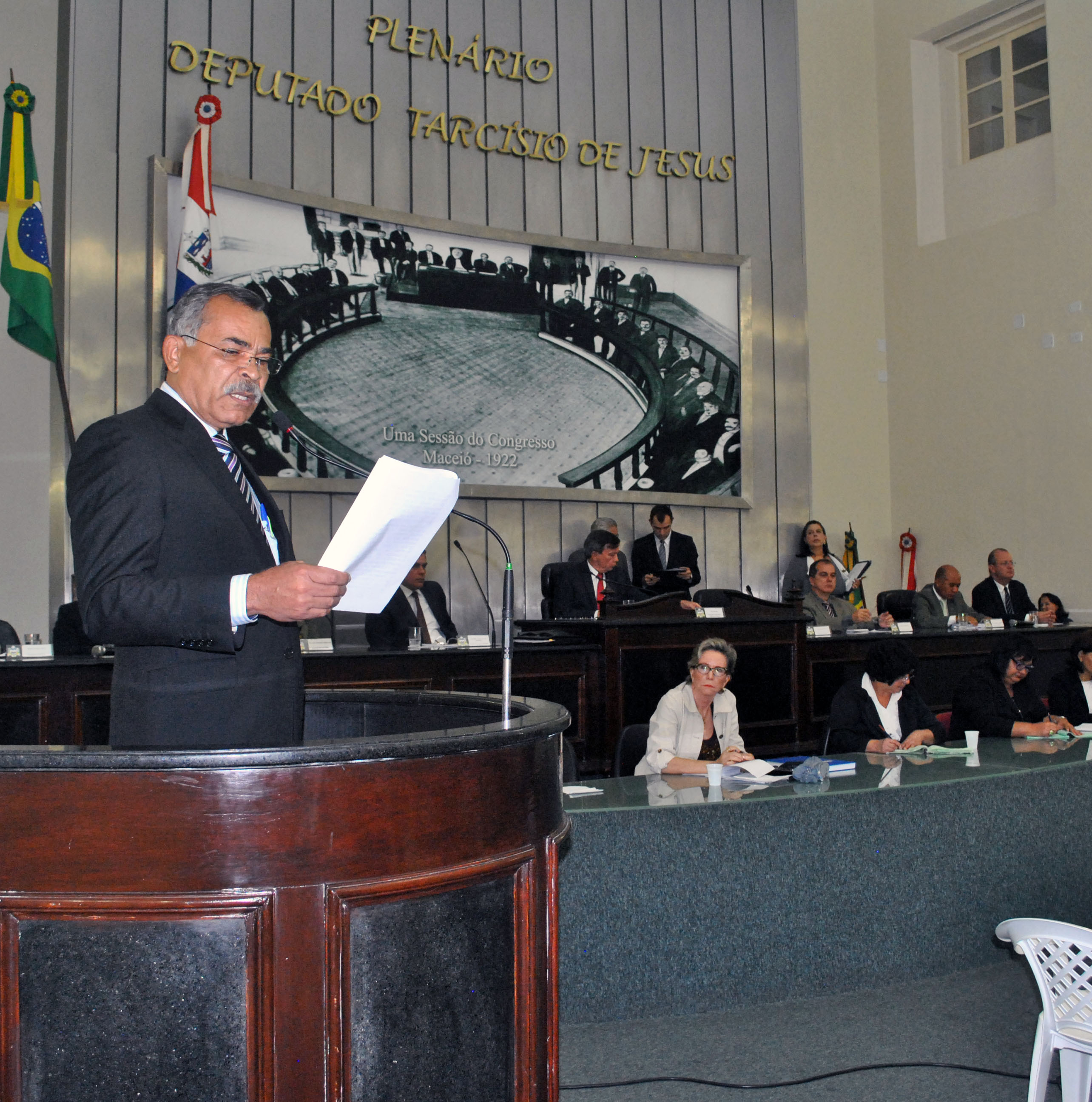 Opiniões divergentes são expostas em debate sobre a obrigatoriedade de simuladores