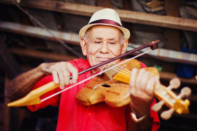 Projeto reconhece o acervo do mestre Nelson da Rabeca como patrimônio cultural