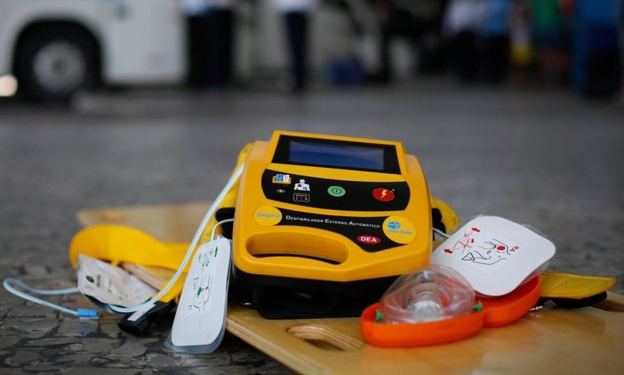 Discutido em 2º turno projeto que obriga instalação de desfibriladores em locais de grande circulação