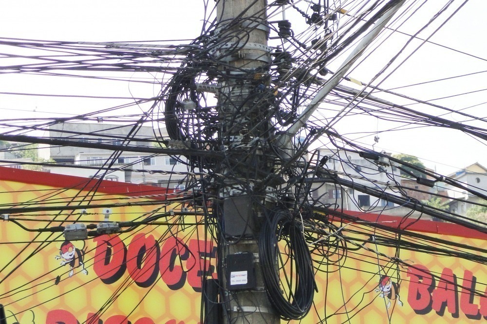 Aprovado projeto que obriga retirada de fios inservíveis dos postes