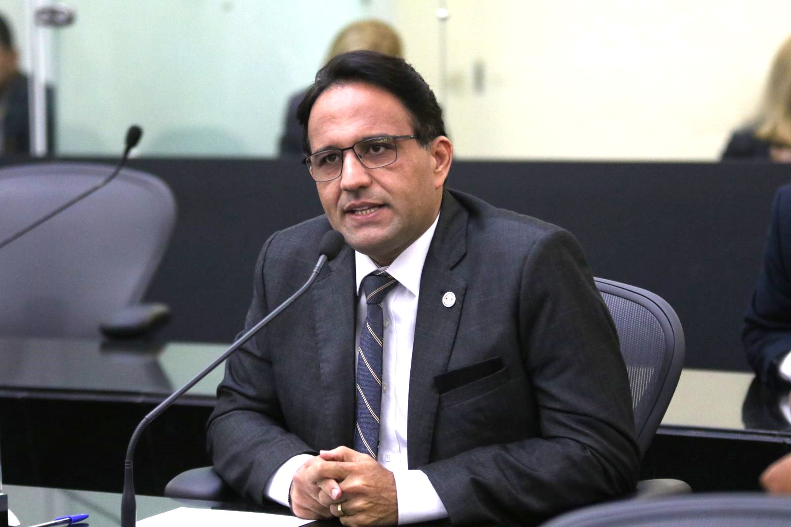 Projeto determina que empresas de energia elétrica realizem a "poda alta"