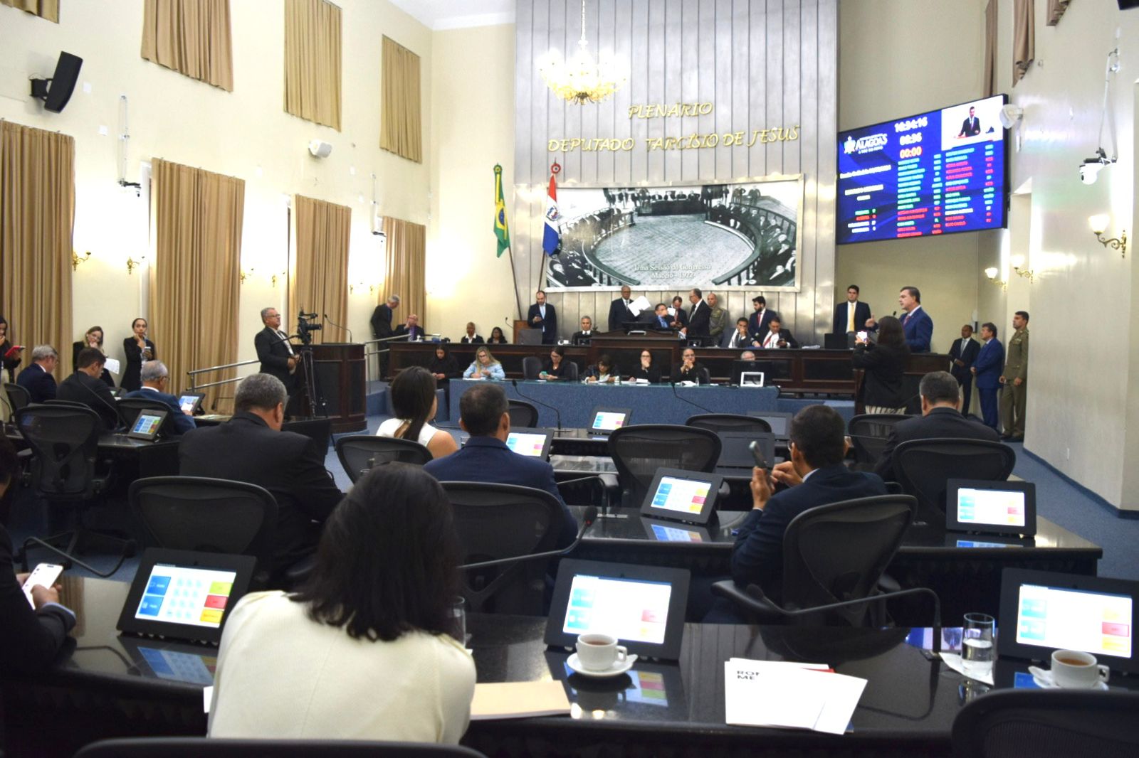 Plenário discute duas Propostas de Emenda à Constituição