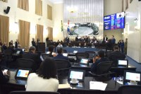 Plenário discute duas Propostas de Emenda à Constituição