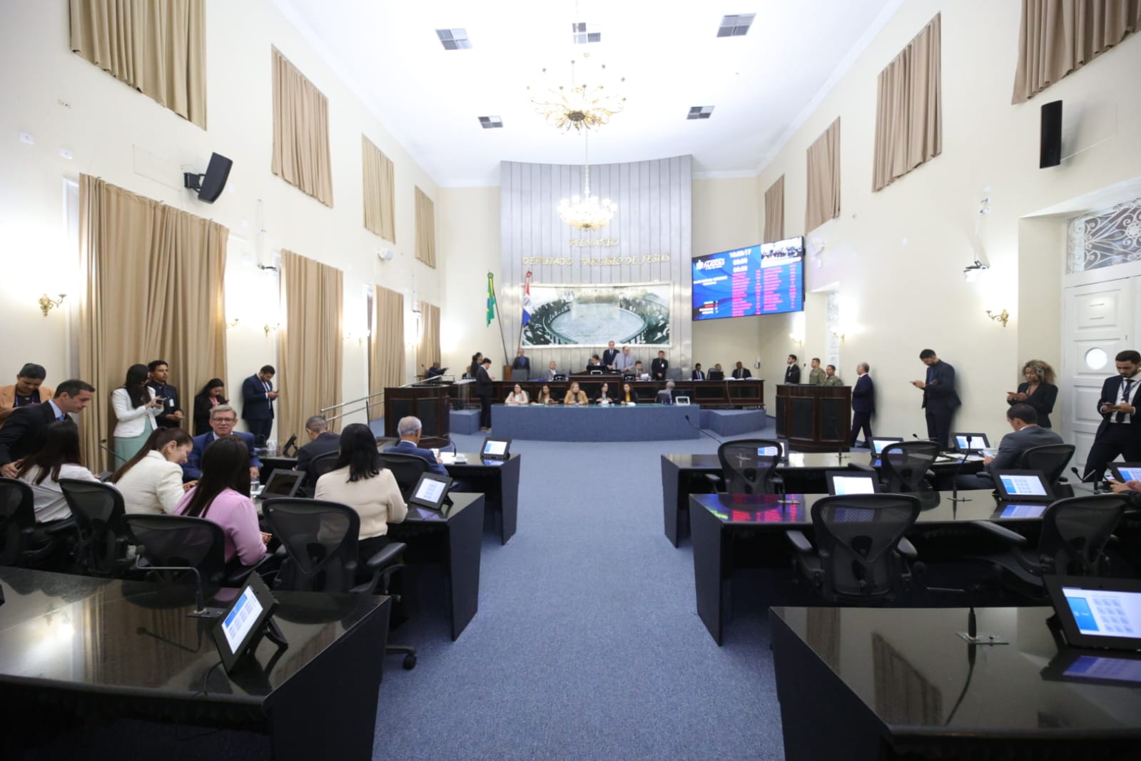 Parlamentares mantêm cinco vetos parciais e derruba um em sessão com 20 itens na pauta