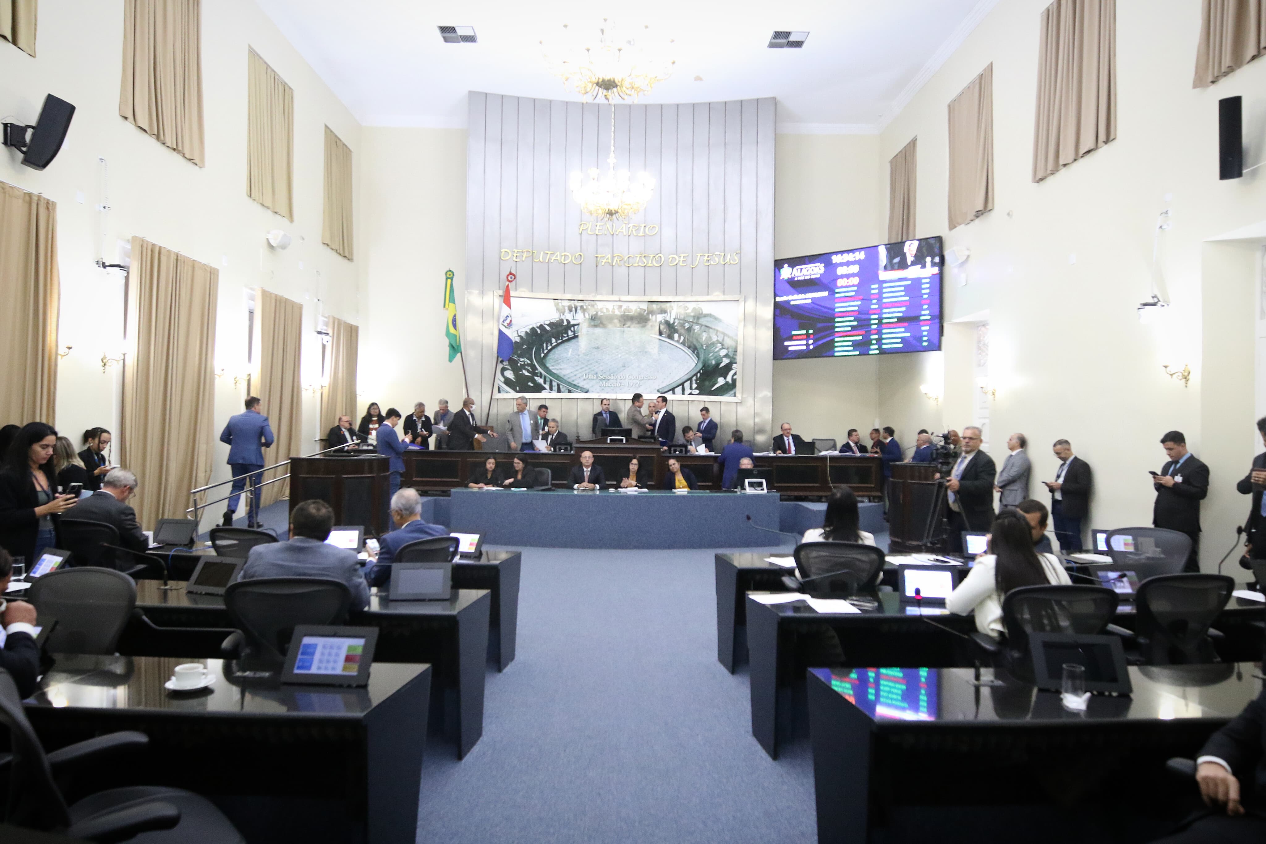 Parlamento aprova projeto de lei que garante o reajuste salarial dos servidores públicos